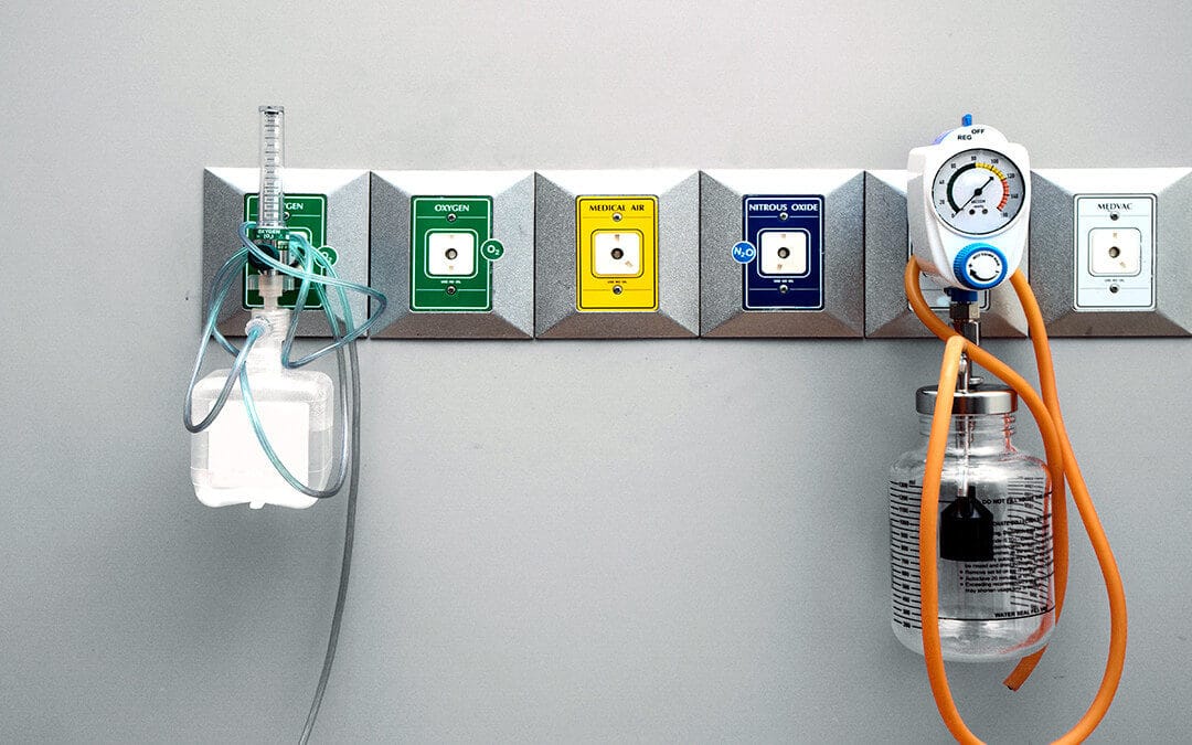 Medical Oxygen, nitrous oxide and Vacuum plug outlet pipelines in the hospital room