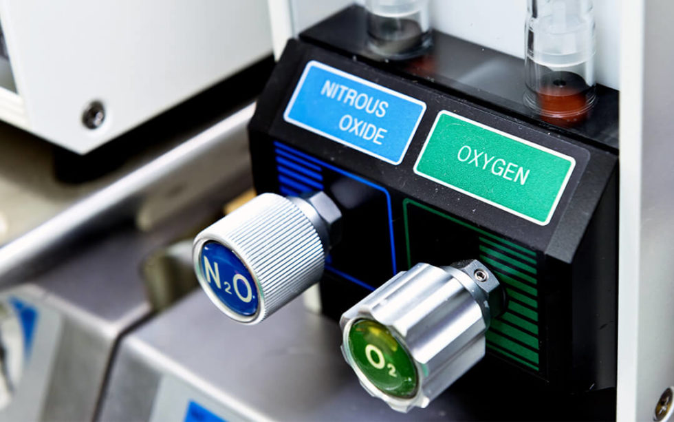 Nitrous Oxide For Dental Practices Top 5 Benefits   Blog Nitrous Oxide Dentist With Oxygen 980x613 